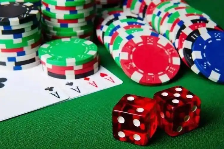 Antarmuka permainan Infinite Blackjack mposlot dengan tombol aksi dan informasi dealer