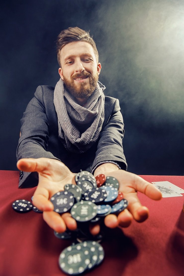 Dealer profesional mposlot melakukan lemparan dadu di meja Lightning Dice dengan pencahayaan studio profesional